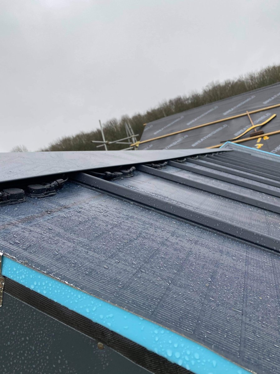 metal_solutions's tweet photo. @SSAB_AB GreenCoat PLX Pro Mountain Grey installed at Graven Hill, Bicester, UK.
@metal_solutions Snaplock Standing Seam at 400mm centres with Integrated @BIPVCO Flextron 358mm PV Modules.
#commondream #commongoal #snaplock #architecture #solarenergy #metalroof #greencoatplx https://t.co/q9oVbWOXhp