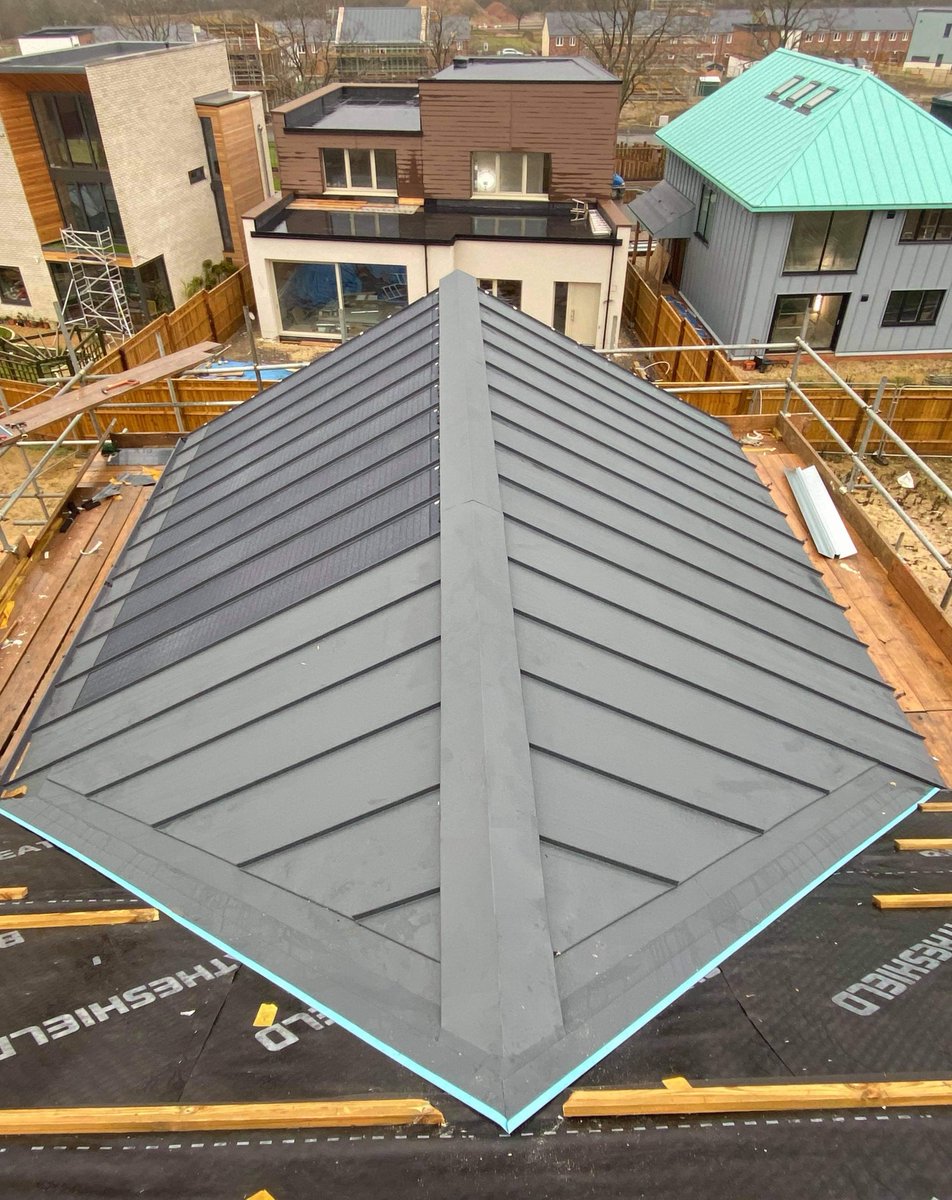 metal_solutions's tweet photo. @SSAB_AB GreenCoat PLX Pro Mountain Grey installed at Graven Hill, Bicester, UK.
@metal_solutions Snaplock Standing Seam at 400mm centres with Integrated @BIPVCO Flextron 358mm PV Modules.
#commondream #commongoal #snaplock #architecture #solarenergy #metalroof #greencoatplx https://t.co/q9oVbWOXhp