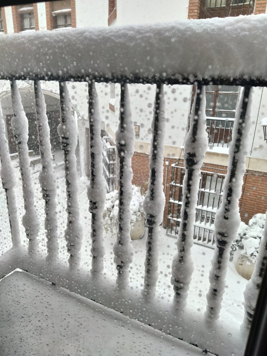 JCalvilloC's tweet photo. Abro mi primer HILO ever. No sé si os habréis enterado, pero la semana pasada nevó en Torrejón de Ardoz, como en el resto de Madrid y muchas otras zonas de España. https://t.co/f0AYSmjDcZ
