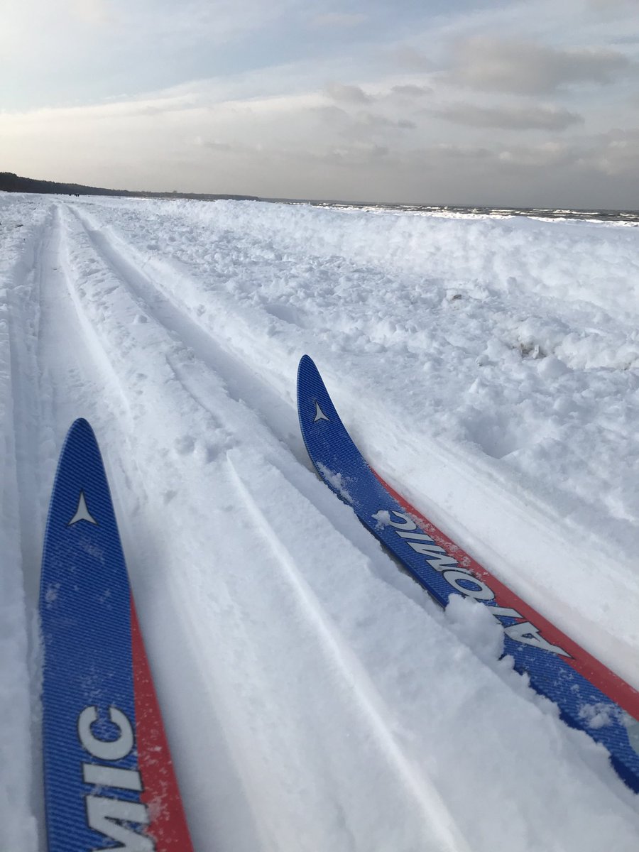 Vinkele's tweet photo. Kas vien var, dodaties laukā. Ideāli apstākļi slēpošanai un pastaigām. Vecas kocenes vai smalkas slēpes - tas nav svarīgi. Kustības un svaigs gaiss - ir. https://t.co/mrQ7wBPpaB