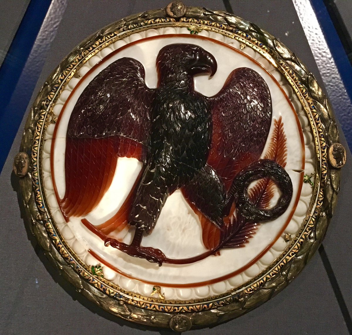 OptimoPrincipi's tweet photo. A truly spectacular Roman eagle two-layered onyx cameo; thought to have been commissioned to celebrate Octavian receiving the title "Augustus" on this day in 27 BC, Vienna Kunsthistorisches Museum https://t.co/rfvNBsdRjk