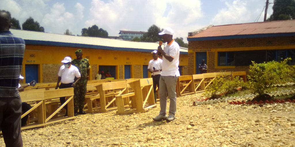 KayanzaProvince's tweet photo. #Burundi 179 bancs pupitres est le don que l'Université East African Leadership Institute(#EALI) a ce samedi octroyé au secteur de l'éducation en @KayanzaProvince. Le gouverneur, en même temps Président du comité provincial de l'éducation, a dit que le don vient à point nommé. https://t.co/pH3dYY56tP