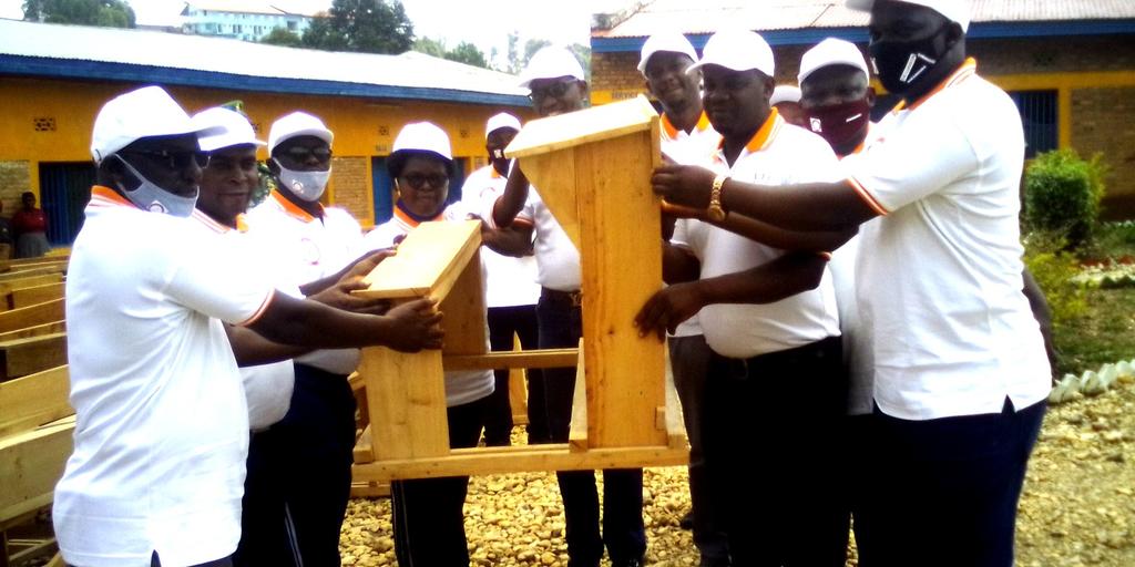KayanzaProvince's tweet photo. #Burundi 179 bancs pupitres est le don que l'Université East African Leadership Institute(#EALI) a ce samedi octroyé au secteur de l'éducation en @KayanzaProvince. Le gouverneur, en même temps Président du comité provincial de l'éducation, a dit que le don vient à point nommé. https://t.co/pH3dYY56tP