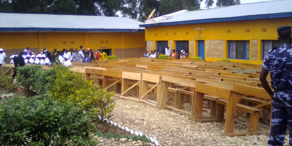 KayanzaProvince's tweet photo. #Burundi 179 bancs pupitres est le don que l'Université East African Leadership Institute(#EALI) a ce samedi octroyé au secteur de l'éducation en @KayanzaProvince. Le gouverneur, en même temps Président du comité provincial de l'éducation, a dit que le don vient à point nommé. https://t.co/pH3dYY56tP