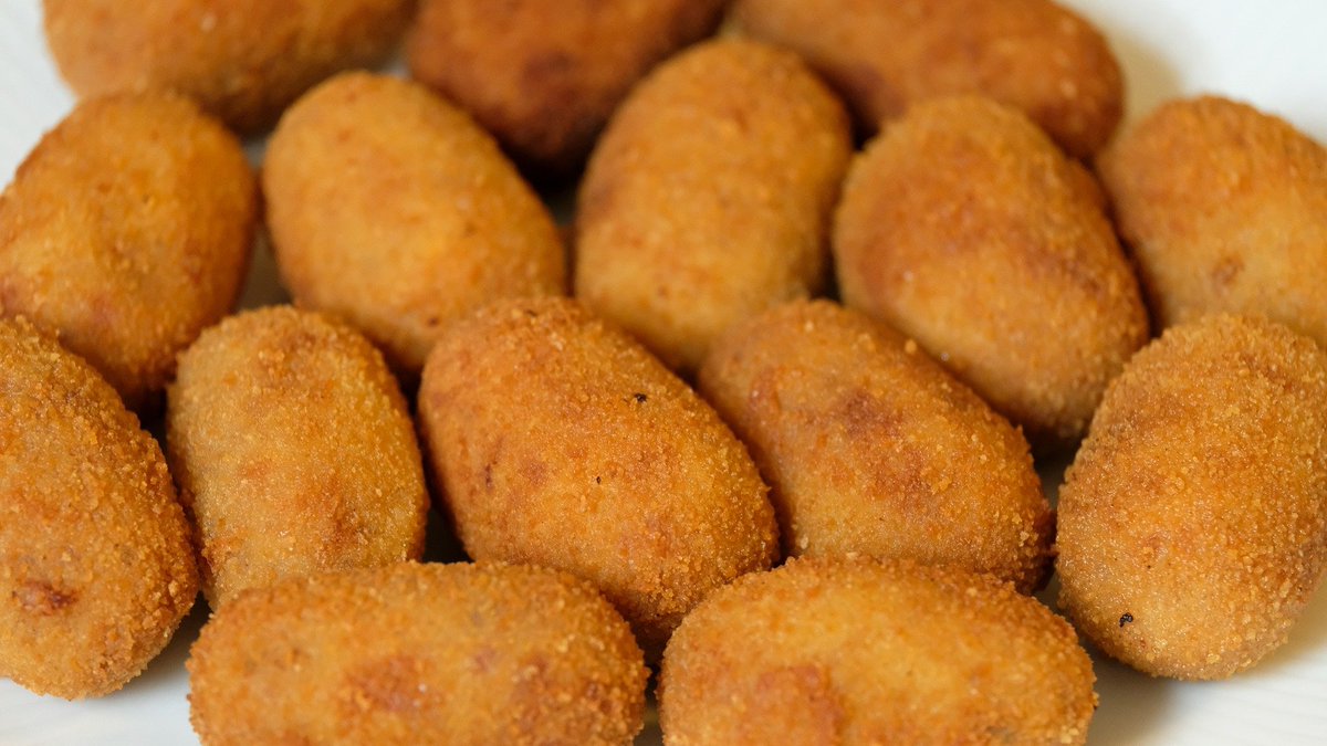 ¡Feliz Día Internacional de la Croqueta! La croqueta nace de la necesidad de reciclar otros platos ya hechos y antiguamente se rellenaba con patata. En #Manolo1934 las tenemos con relleno de temporada ¡No dudes en preguntarnos para que te respondamos croquetamente! 😉😉