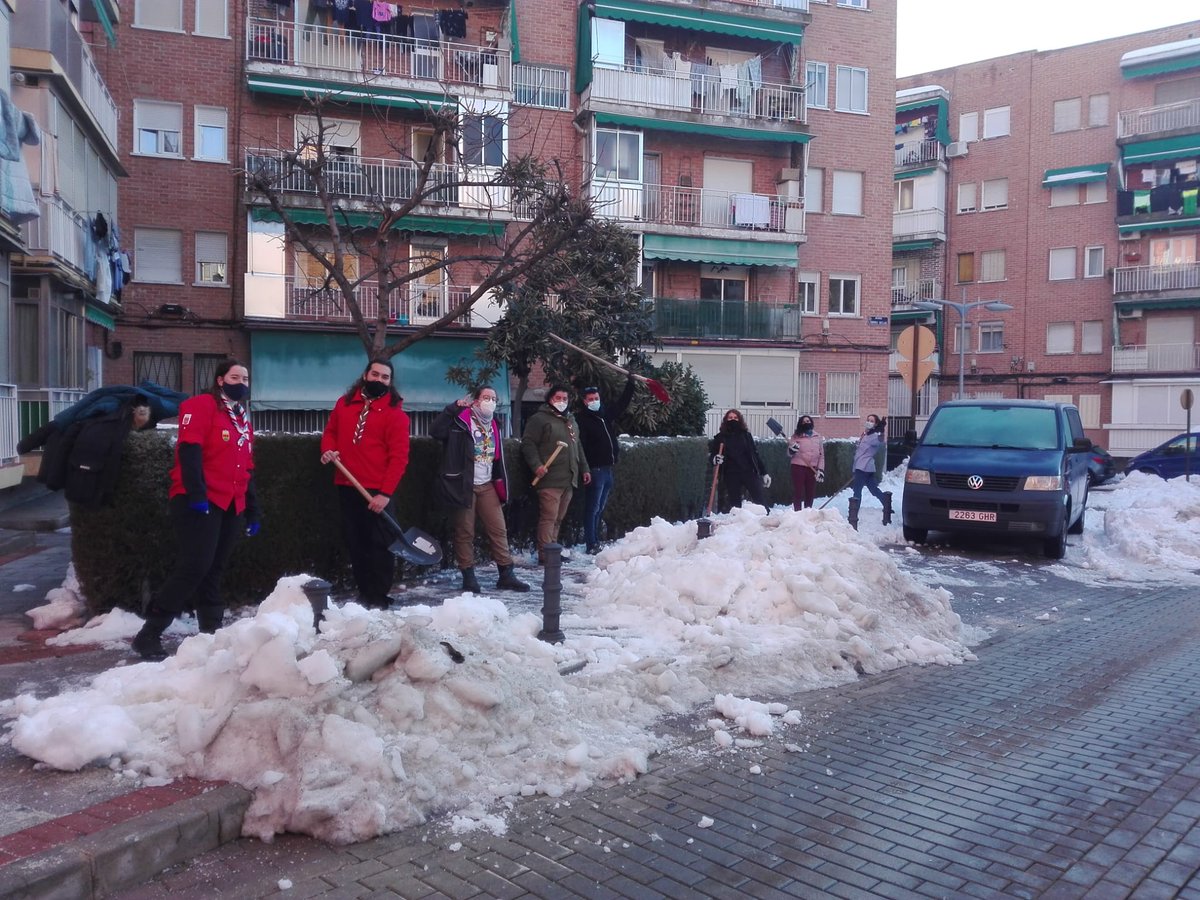DavidLopezAlc's tweet photo. 🛠️🌧️ Los grupos scaut @GSLibertas @GSNomadas y @gstomahawk han estado limpiando de hielo y nieve las calles del barrio de Torresbellas. Una iniciativa que ha contado con el apoyo de @EsmasAlcorcon . Gracias por arrimar el hombro por un #Alcorcón mejor. https://t.co/45xoE0OURe