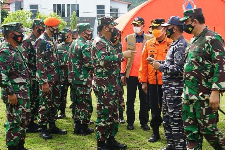 Puspen_TNI's tweet photo. Di Mamuju, Panglima TNI @TjahjantoHadi Tinjau Korban di RSUD Sulbar dan Serahkan Bantuan Presiden Jokowi

#tni #p5tni #tnipeduli #tniuntukrakyat #Mamuju #sulbar https://t.co/iZzzaCxAxH