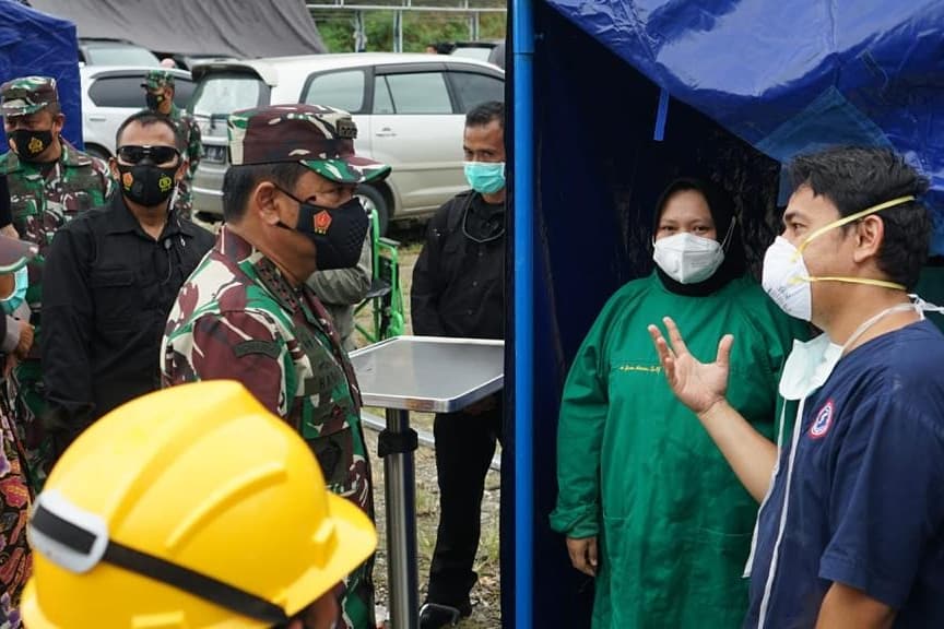 Puspen_TNI's tweet photo. Di Mamuju, Panglima TNI @TjahjantoHadi Tinjau Korban di RSUD Sulbar dan Serahkan Bantuan Presiden Jokowi

#tni #p5tni #tnipeduli #tniuntukrakyat #Mamuju #sulbar https://t.co/iZzzaCxAxH