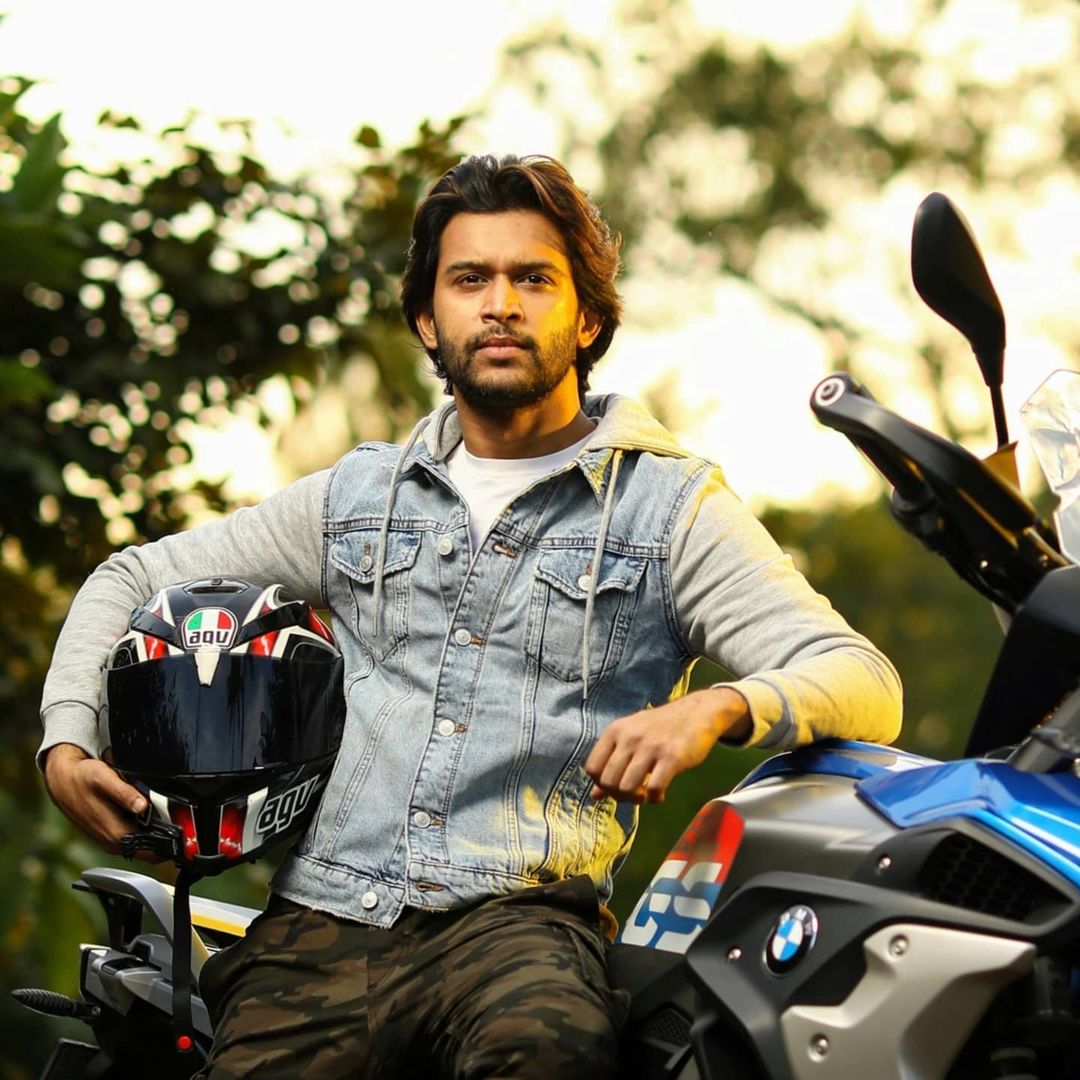 AmruthZeno's tweet photo. The man with zero attitude; no camera acting; No over emotional ; no drama's
⭐ straight forward
⭐physical and emotional strong
⭐mind gamer 
⭐game changer 
⭐Mahanayakudu
Proud to be fan of him ✊💪🔥
That's @Abijeet 
#TheRiseOfAbijeet @Trendsabijeet @MahanayakuduFC https://t.co/L48z38Whqk