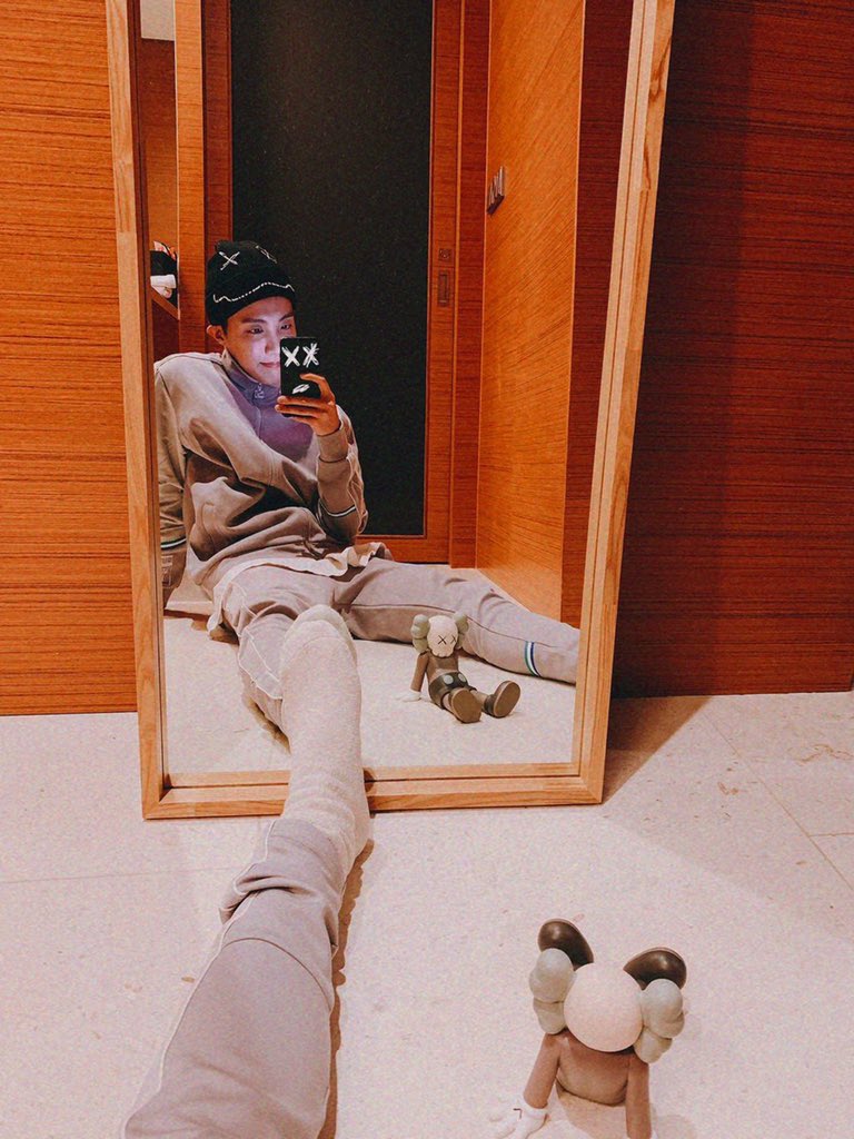 jhopecentric's tweet photo. what hobi sees, hobi does🥺 https://t.co/UCgt9yicEg