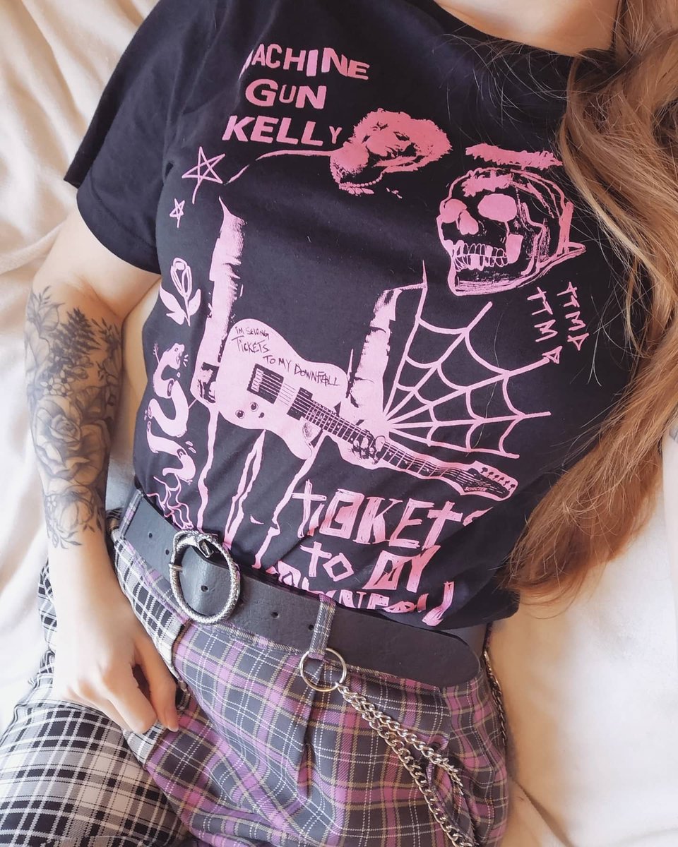 jonsnowsbae's tweet photo. Had bloody valentine playing on loop since May & this is quite possibly one of my fave outfits ๐
(shame no one can appreciate it other than my cats ๐, love u lockdown 3)
#mgk #machinegunkelly #bloodyvalentine #ticketstomydownfall #downfallhigh #pink #tartan #outfit https://t.co/yI87npABlT