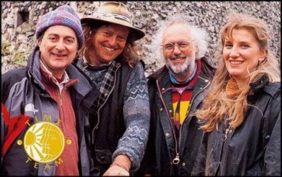 HouseHistorian's tweet image. Had a thoroughly lovely morning drinking coffee (from new mugs I bought myself with William Morris design) and watching an old episode of Time Team on @Channel4 Still fantastic programme! @Tony_Robinson @CarenzaLewis #PhilHarding #MickAston 😀👍 #archaeology #history #TimeTeam