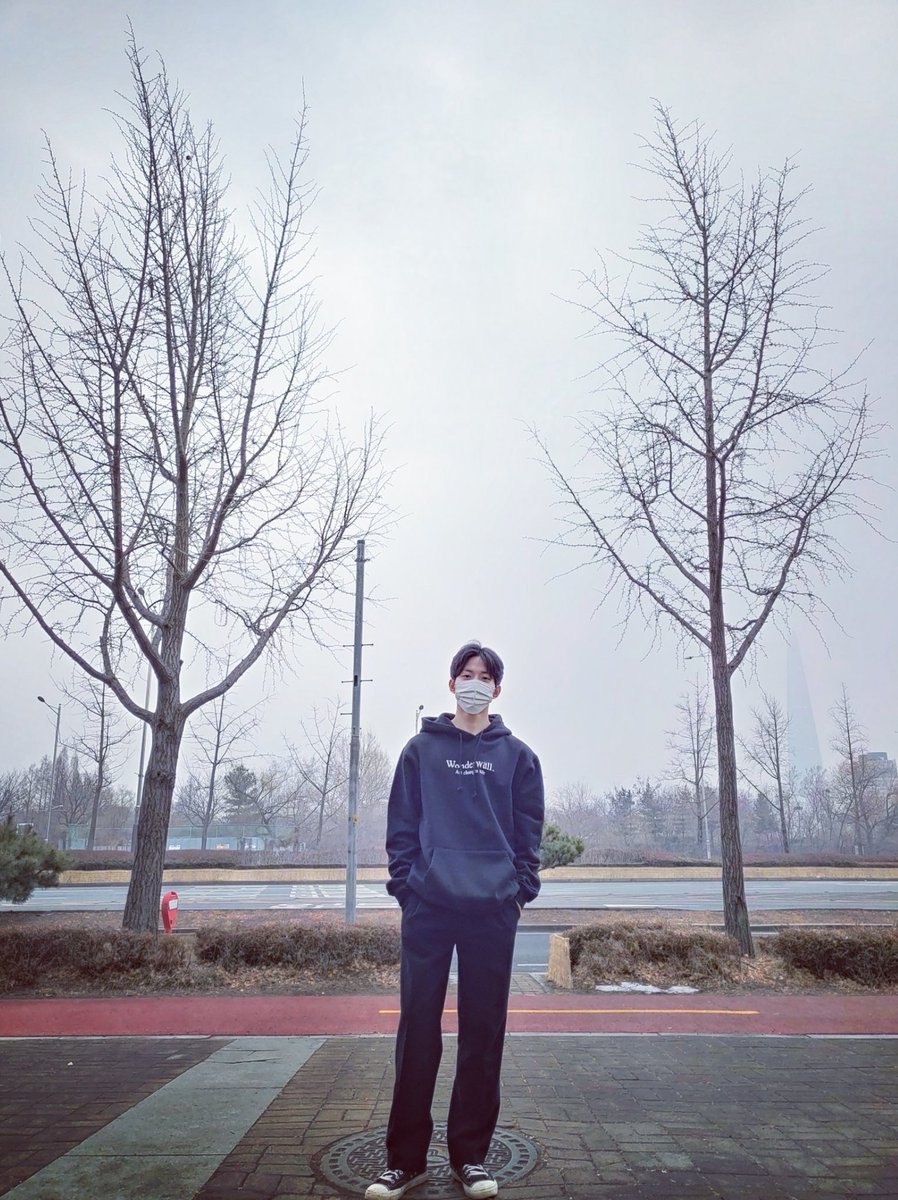 Dowoondrous's tweet photo. This is not an advertisement but someone got me this hoodie as a gift and surprisingly it suits me pretty well. How is everyone doing these days? The weather yet quite cold, so please keep yourself warm and healthy since I am doing so! 😄 https://t.co/rDO80c4GXo