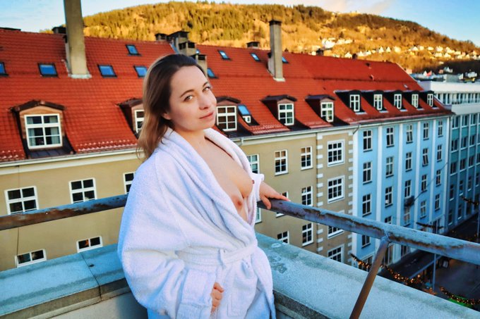 #topless #Norway #outdoors #flashing @babesofbrit @EuroPStars @Artic232 https://t.co/FKI96hJJQP