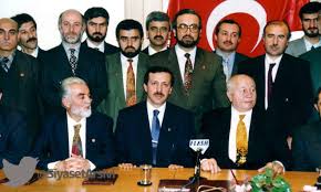 23 yıl önce bugün Türk Siyasi Hayatında, ülke demokrasisinde kara leke olarak kayıtlara geçti.
#RefahPartisi kapatıldı. #NecmettinErbakan o gün milleti sokağa çağırmak yerine itidal tavsiyesiyle Ak Parti'nin önünü açtı.

Bugün kapatma kararı veren unutuldu mağdura dua ediliyor.