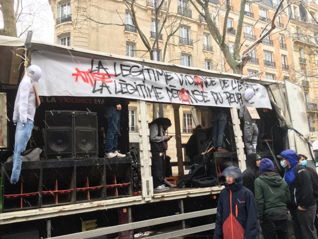 Le camion sono d’un monde festif est bloqué et interdit de défiler par la <a href="/prefpolice/">Préfecture de Police</a> à la manifestation contre la #LoiSecuriteGlobale
Le préfet de police n’aime pas la musique ? 😡
#MarcheDesLibertes #nuit #culture