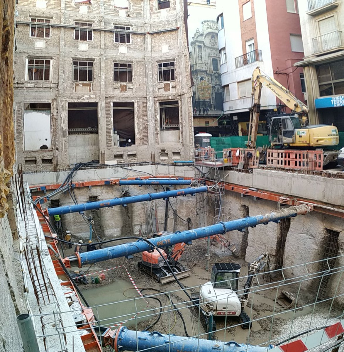 huermur's tweet photo. La historia y el patrimonio de #Murcia una vez más sucumben bajo la piqueta, el hormigón, y el devorador ladrillo. En vez de conservar una parte del yacimiento urbano de Murcia, con elementos arqueológicos significativos que aparecieron en el solar de este edificio junto a... 1/2 https://t.co/eKm2mopwQm