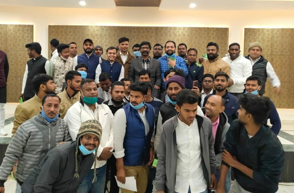 सोशल मीडिया पर धमाल मचाने वाले झामुमो के सभी सिपाहियों को ख़ूब बधाई।

आप सभी स्वस्थ रहें, सकुशल रहें और भाषा की मर्यादा ना तोड़ते हुए विपक्षियों के दांत खट्टे करते रहें। आप सभी छोटे भाईयों को उज्ज्वल भविष्य की शुभकामनाएं !!
<a href="/HemantSorenJMM/">Hemant Soren</a> <a href="/JmmJharkhand/">Jharkhand Mukti Morcha</a>