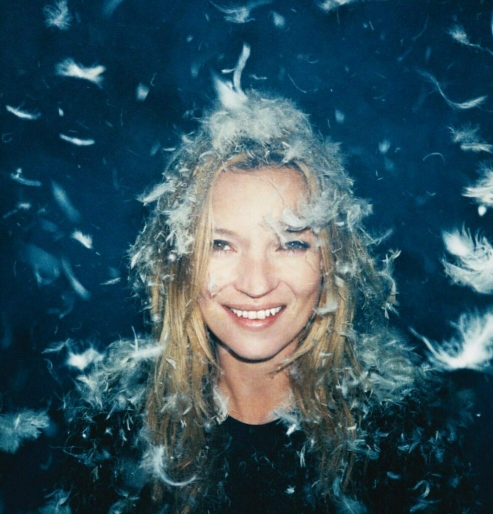 idscreative's tweet photo. Mood 🌨❄️🇬🇧
#katemoss by #ryanmcginley for #wmagazine #happybirthdaykatemoss https://t.co/mFLjB64H2Y https://t.co/Fo64qVOjxD