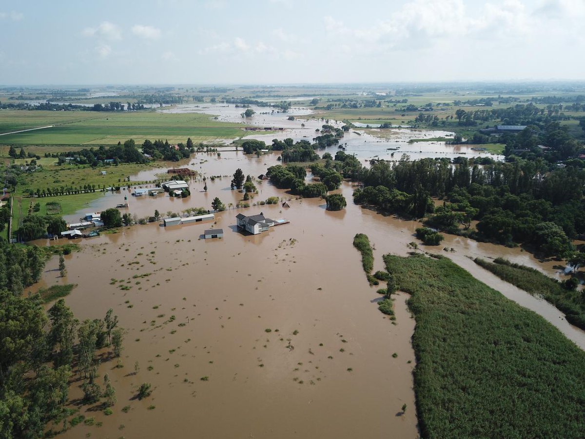 Daleen_Heinrich's tweet image. @afriwx Rietspruit #Vanderbijlpark flooded. People trapped in their homes. Helicopter &amp;amp; rescue assist.
