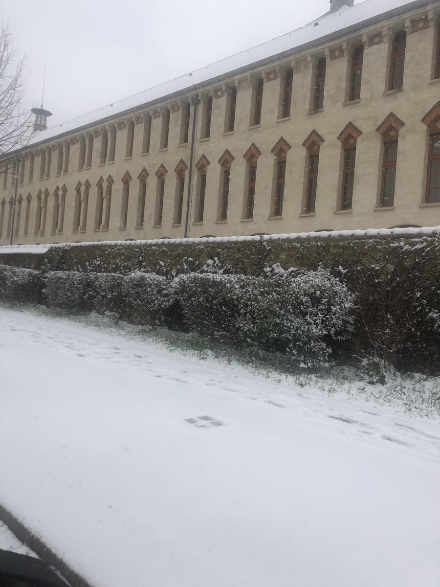 AstridBrobecker's tweet photo. ⁦@GMERGY⁩ notre lycée ... « de notre temps » il y avait plus souvent de la neige ... donc batailles de neige Lakanal contre Marie Curie dans la rue Houdan ... https://t.co/6SzNhE31Qh