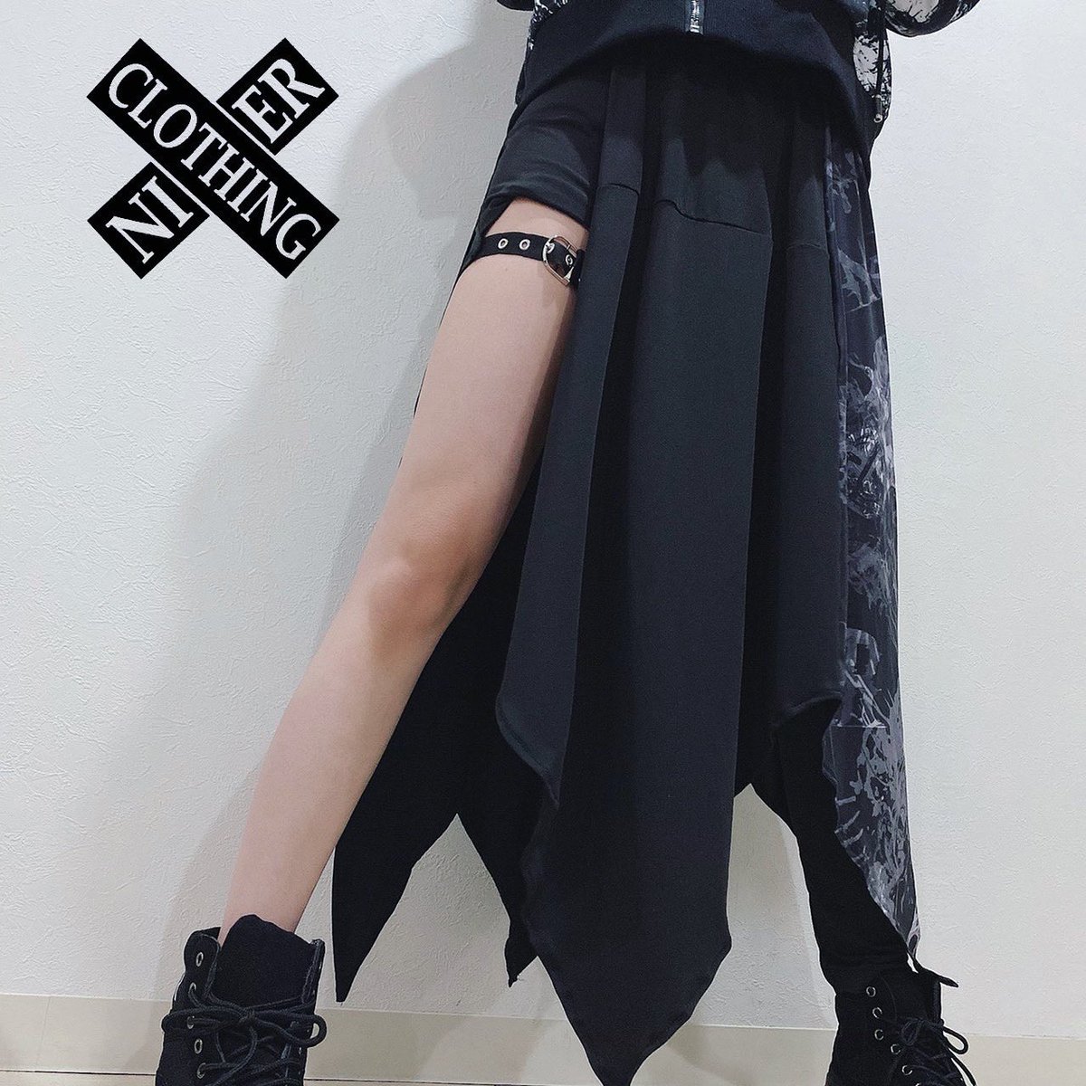 NieR_tokyo's tweet photo. 🚫新作案内🚫

変則フラップスカート付きパンツ
【彼岸花】

個性的かつセクシーな着こなしが楽しめる商品になります。

右足のベルトはご自身のサイズに合わせて調整可能☆

ウエスト部分はゴム入りで着脱楽々☆

是非この機会にゲットしてください🐰

↓詳細はこちらから↓
https://t.co/2oBH6xJJ8F https://t.co/VgIjpSCyAH