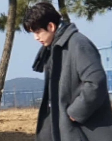 nyeonggui_'s tweet photo. 촬영대기할땐 꼭 목도리 두르기😍 https://t.co/XjSPVcspN2