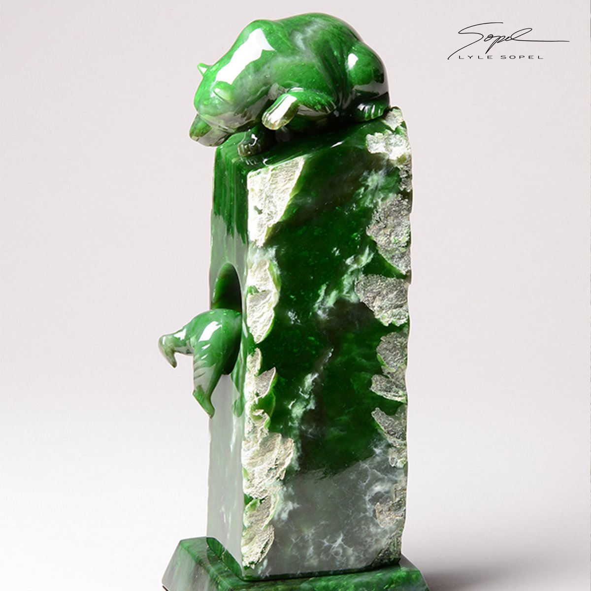 LyleSopelStudio's tweet photo. A really unique mother and cub piece featuring a peek-a-boo cut out window of the curious cub getting into some mischief.
#bears #cubs #jade #natureinspired #beartaria #peekaboo #rawjade #luxuryinteriordesign #luxuryfineart #luxurydesign #sculptureoftheday #gemstoneart https://t.co/mpbPFjuKs7