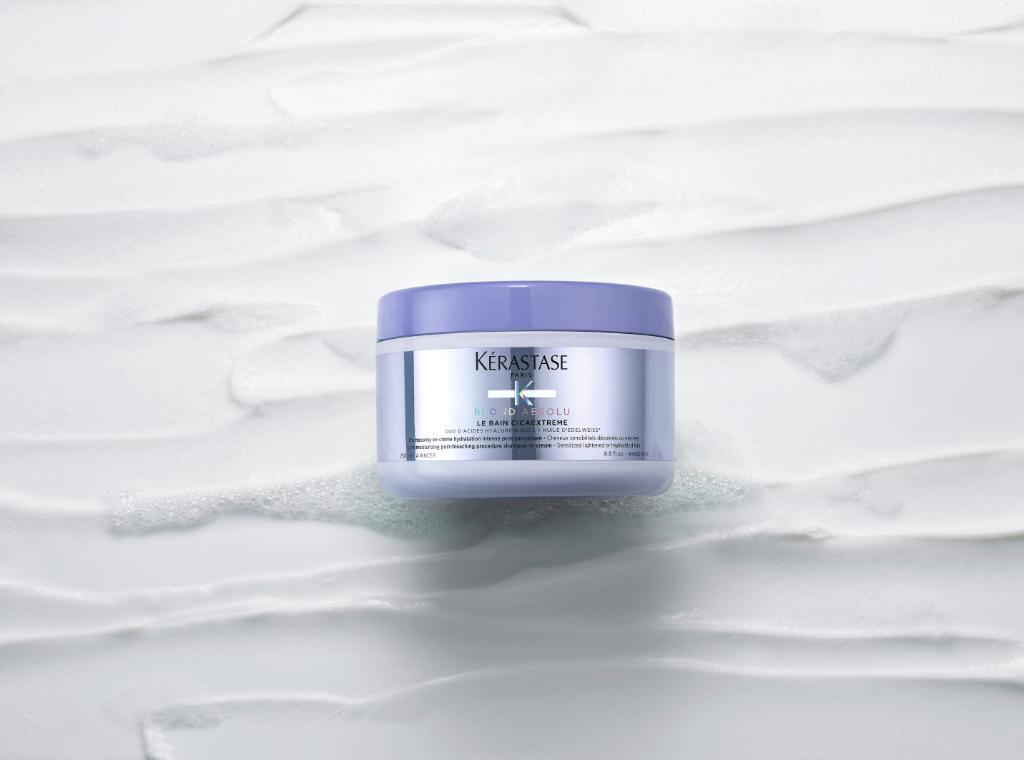 ¿Un lavado sin fricción? ¡YES!, con el nuevo LE BAIN #CicaExtreme. Su sensual textura transformadora genera una espuma altamente sensorial que lava sin necesidad de frotar para una hidratación en profundidad tras la decoloración. #KerastaseSpain