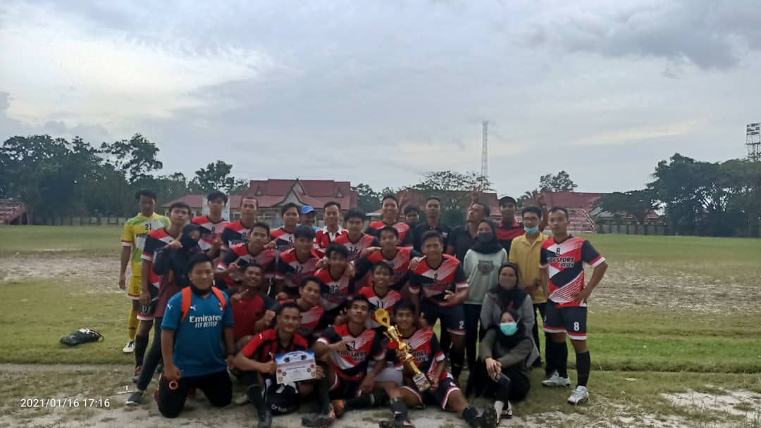 MISezSampit's tweet photo. Berbagi kebahagiaan buat kalian semua Milanisti Indonesia 🔴⚫🔥😍
CHAMPIONS 🏆

Trofi perdana #MISezSampit nih diawal tahun 2021 #TrofeoFootball #KARENKITAFANSKLUBSEPAKBOLA ⚽🔝
 CC @MilanistiOrId
#kitamilanisti
#weareacmilan #milanistiselawasnya #SempreMilan #ForzaMilan 🔥🔴⚫ https://t.co/WCFrnCal9q