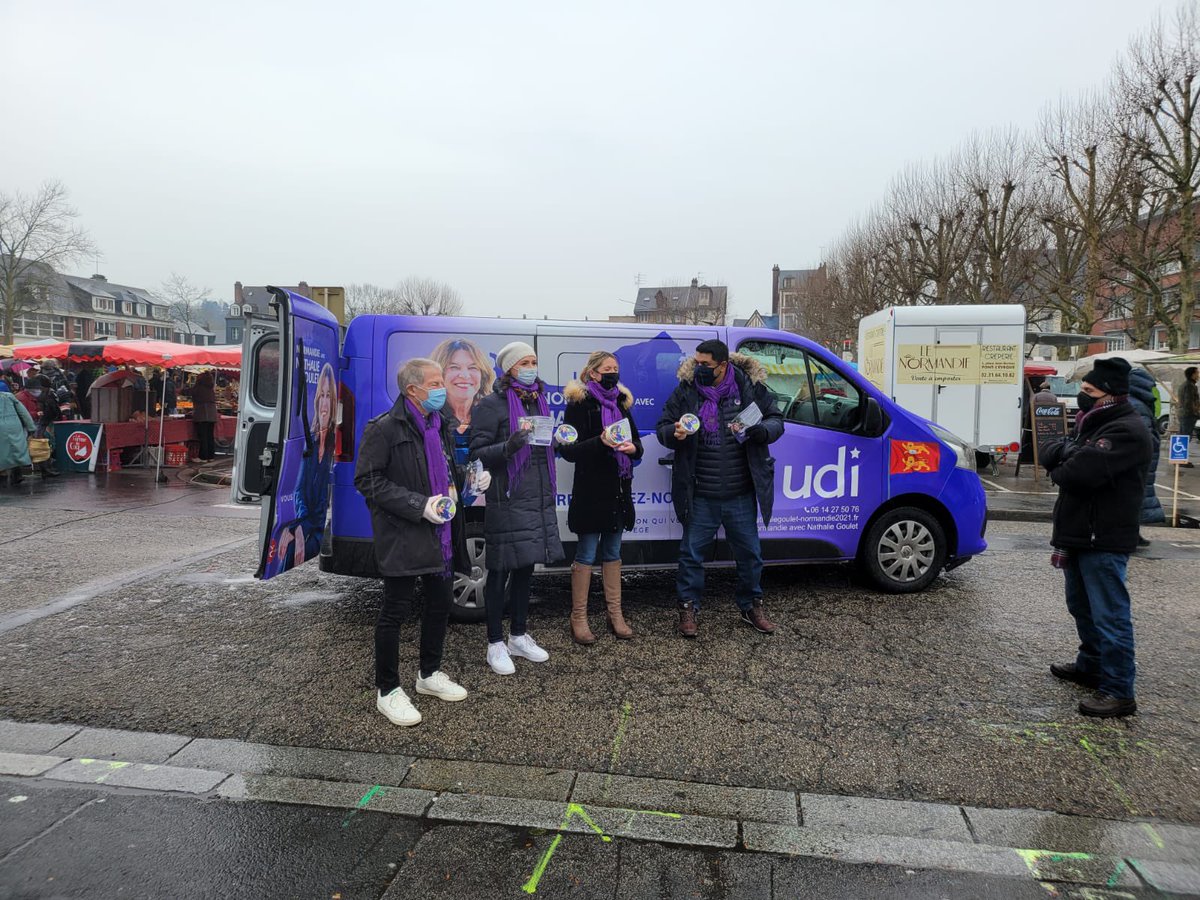 BroutteLisa's tweet photo. A Lisieux, à Touques, à Deauville, l’équipe @CalvadosUdi était sur le terrain ce matin pour présenter notre candidature, sous un beau temps normand ☔️ #regionales2021 https://t.co/tVLTaM2zM0