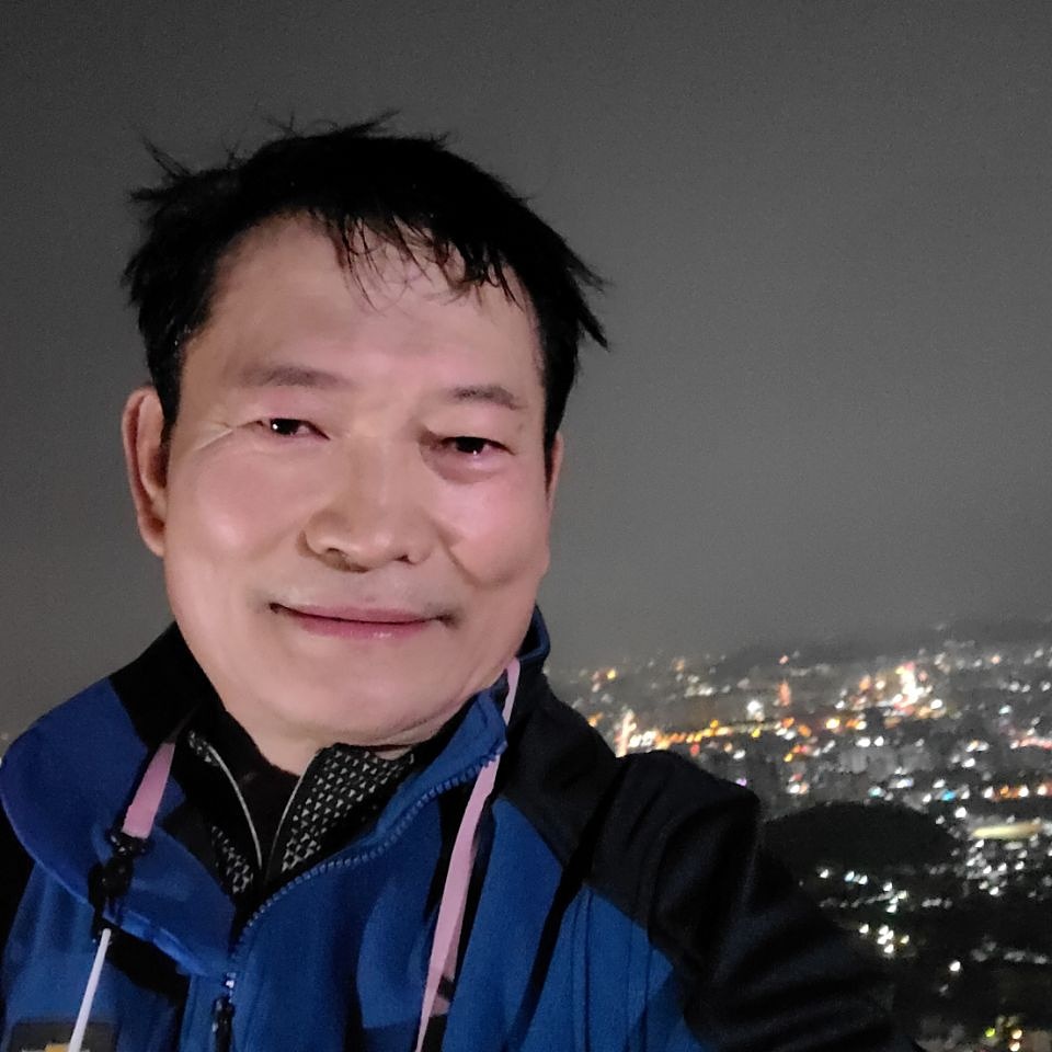 k00004's tweet photo. 날씨가 너무 춥지만 이 밤에 마음이 답답해
멀리 볼 수 있는 꼭대기에서, 모자를 벗고
다짐합니다

김대중 대통령이 시작했고, 노무현 대통령이
뒤 따랐고, 문재인 대통령께서 열어놓은 기적같은 한반도 평화의 문을 지켜내고 뒷받침하겠습니다

민생경제 회복 방안을 가진 후보는
오직 #송영길 뿐 https://t.co/kfZWYXDp82