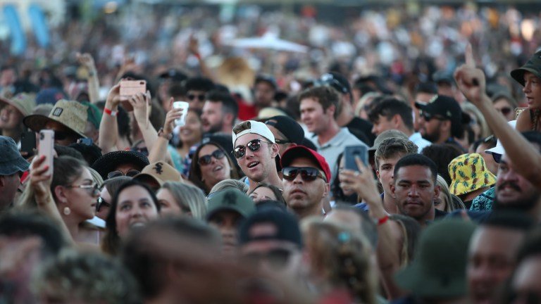 RichardBurgon's tweet photo. Around 20,000 people safely attended a massive music festival in New Zealand this weekend. 

That's because their Zero Covid strategy worked.

A Zero Covid strategy saves lives - New Zealand has had just 25 Covid deaths.

And it's also the way to help get our lives back to normal https://t.co/44RY3C2jLP