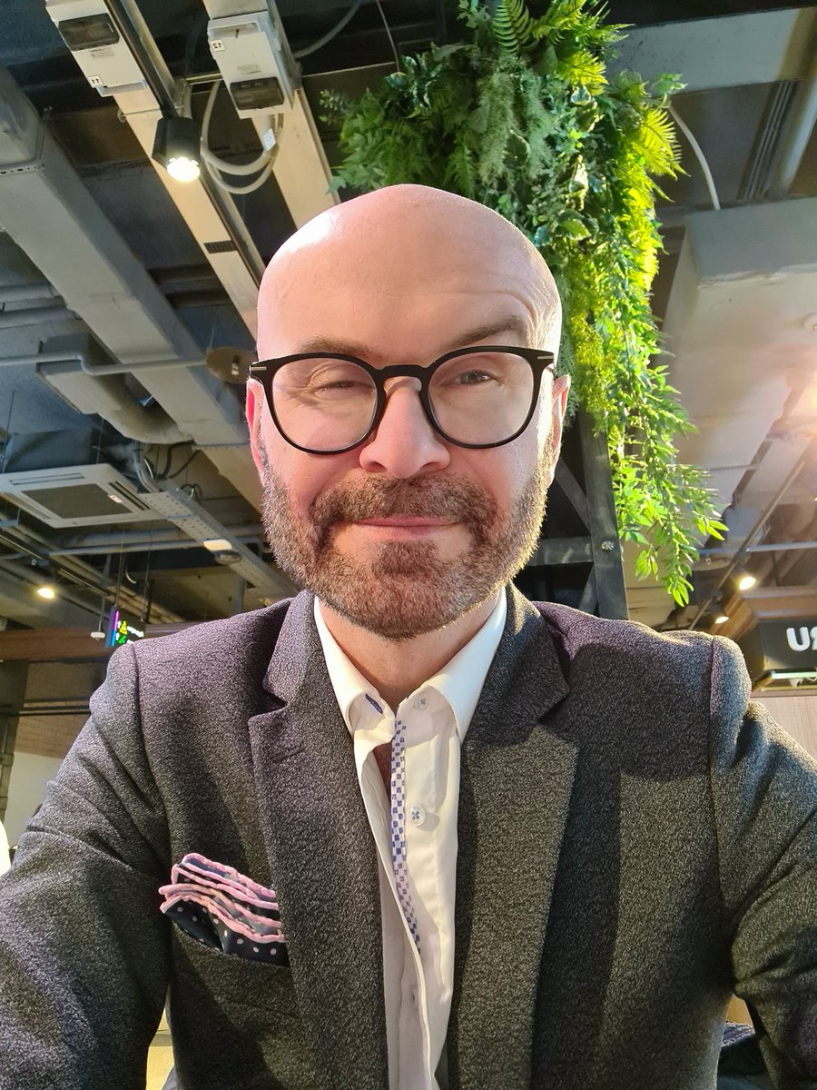 vrangeltv's tweet photo. Волею судеб за неделю в Москве оказался во многих злачных  ресторанах, фудкортах и барах Москвы.
И хочу выделить свой топчик: Тусовочный, шумный, музыкальный "Дом культур", ресторан Раклет-бар- для изысканных эстетов и любителей сыра. И модный "Центральный рынок".
#samsungbelarus https://t.co/d2wzkzNoHo