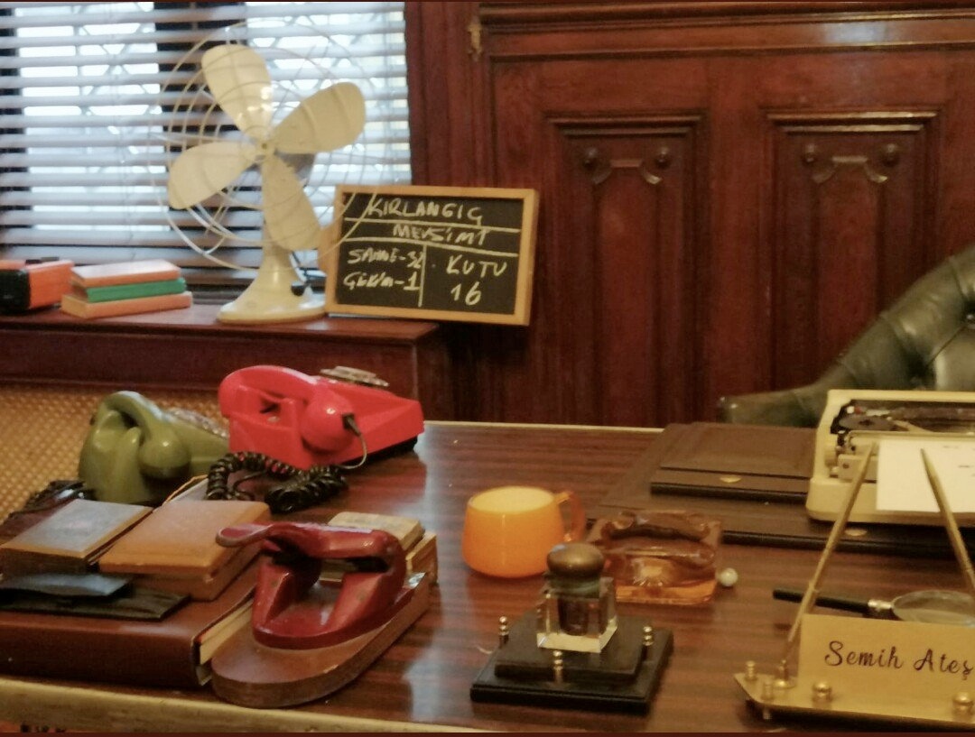 'Sen hiç merak etme Semih Ateş... Bir film yaparım, hastalar iyileşir. Mevsim değişir.' 

#Yeşilçam sette. Güzel ve farklı bir iş olacak. Setteki arkadaşlarıma kolaylıklar diliyorum, sağlıkla ve keyifle bitsin.