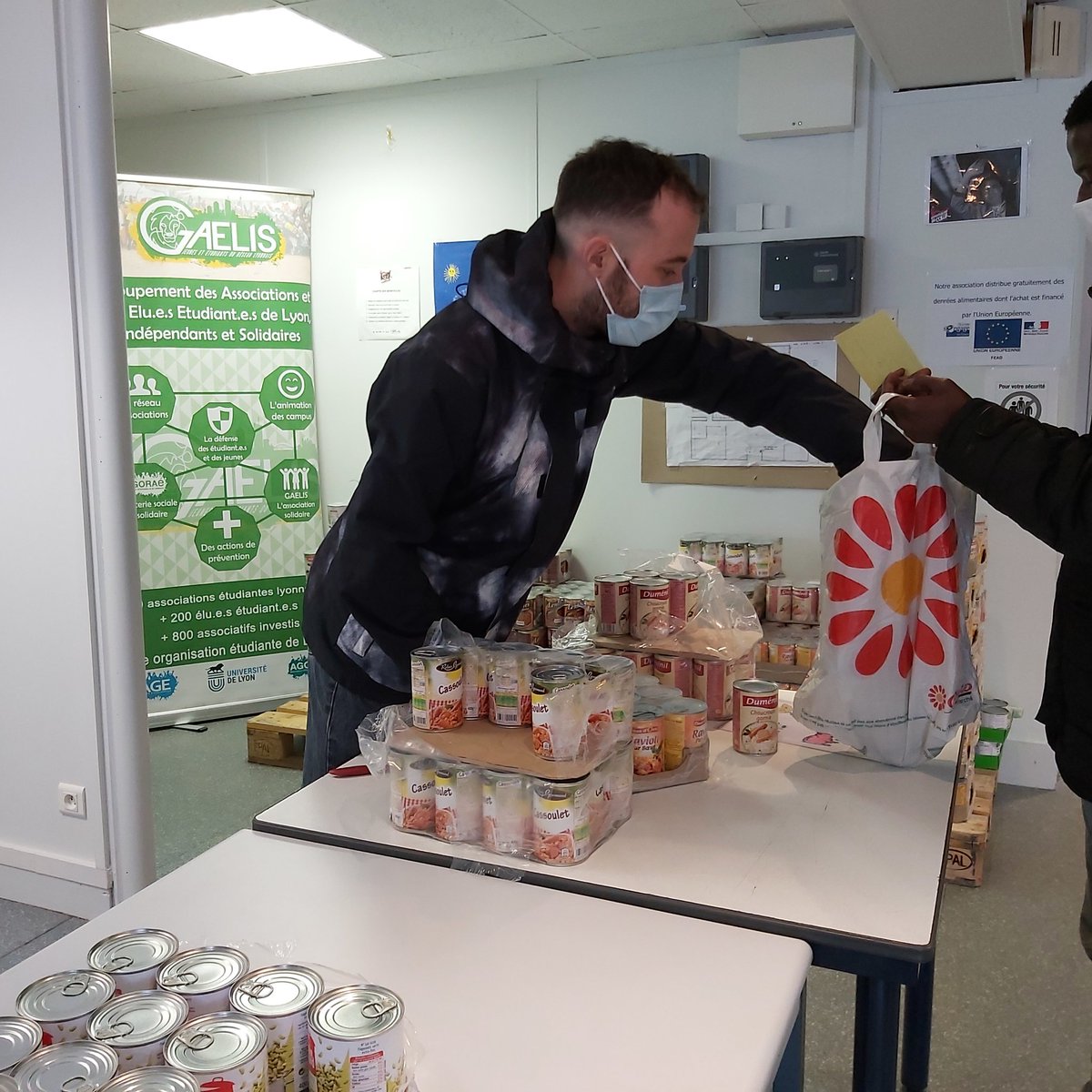 GAELIS_Lyon's tweet photo. RESTOS DU COEUR ÉTUDIANT A LYON

Ce matin avait lieu la première permanence pour les étudiants lyonnais

Denrées alimentaires, produits d'hygiène, clés 4G ont été distribués gratuitement aux étudiants en difficulté.
La solidarité se poursuit. https://t.co/wRRvTtJnDn