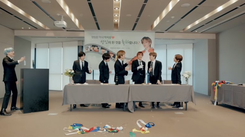 ข้างหลังเขียนว่า “มักเน่ตลอดไป พัคจีซอง” แล้วมีรูปจีซองตั้งแต่สองขวบ มุแงงง เลี้ยงน้องมากับมือจริงๆ น่ารักมากคับㅠㅡㅠ