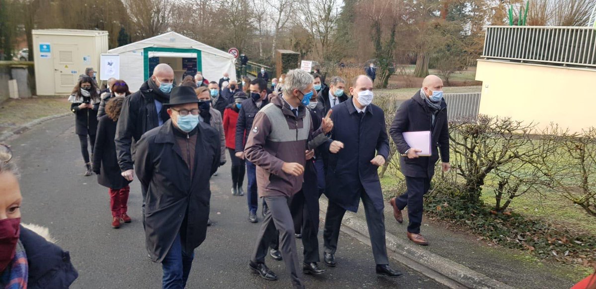srichard's tweet photo. Alors que le #numerique demeure + essentiel que jamais, je suis honoré de la visite de @JeanCASTEX &amp; @cedric_o sur ce chantier de déploiement de la #fibre à Varennes sur Allier. @orange continue les déploiements pour que 91% des logements auvergnats soient fibrés d'ici 2022. https://t.co/9puI9eJf4C