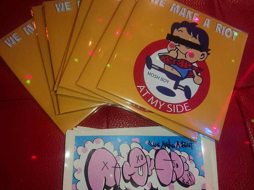 4DSOUNDLAB_088's tweet photo. AT MY SIDE 
『WE MAKE A RIOT』  
限定ステッカー付き ¥500

取り扱いしてまーす！

＃ニュースクール ＃ハードコア
＃メタルコア ＃KCHC ＃0W8
＃atmyside ＃LeafRain 
＃HeavyTrip https://t.co/stDjmRG5MQ