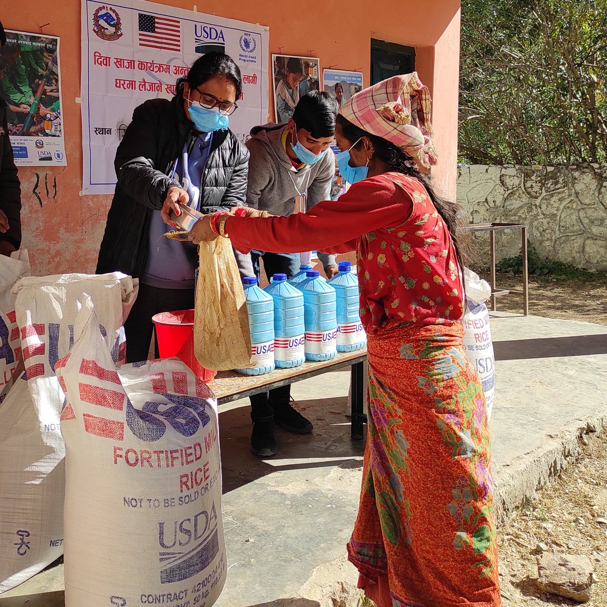 WFP_Nepal's tweet image. #FoodSafety should always be a priority, including during the #COVID19 pandemic.🍲🦠

@WFP 🇳🇵&amp;amp; #MoEST have therefore halted #schoolfeeding &amp;amp; opted for the third round of #TakeHome ration distribution.  

A big thank you to the #US Government for their generous funding support! 🙏