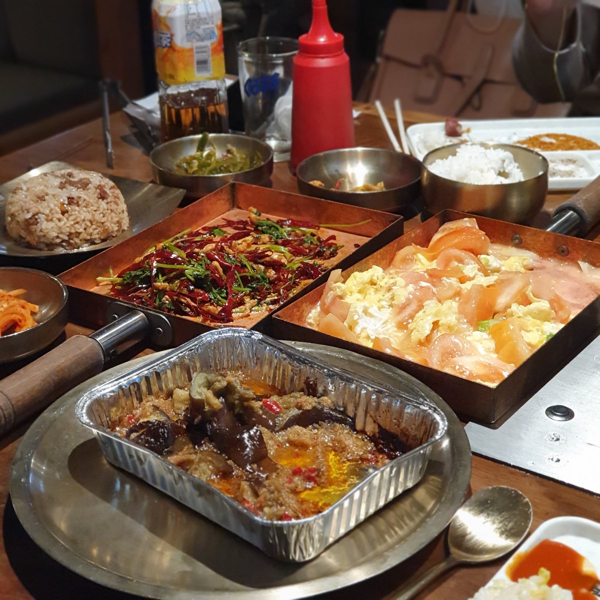 muk_archives's tweet photo. 대림 강뚝. 중국에서 들어온 체인이라고 하던가 그랬는데 이 집 진짜 맛있다. 꼬치구이 전문점인데 어째서인지 사진은 요리만 있지만.. 모든 메뉴가 다 맛있었고 특히 볶음밥(들), 가지구이, 삼겹살팽이말이꼬치, 양살코기꼬치 존맛이었음... 진짜진짜 맛있었다... 약간 간이 쎄서 술을 부르는 집👍 https://t.co/rZIK1NOPKI