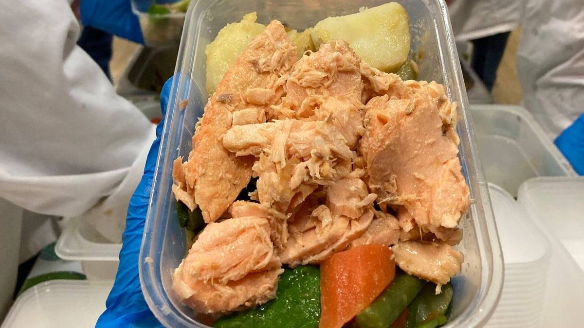 emptykitchens's tweet photo. #Scottish salmon, glazed in butter, paprika, caramelised citrus fruits, pink peppercorns, chili and garlic, sitting on a bed of mixed braised and slow roasted vegetables.

People deserve good #food.

#wefeededinburgh #edinburgh https://t.co/wgziONZcV0