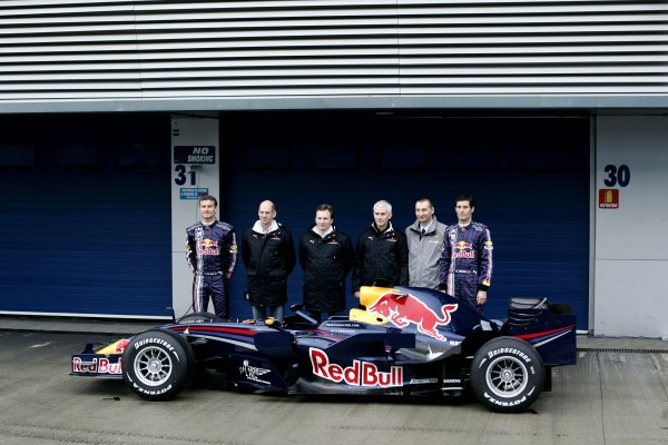 #F1 📸Presentaciones Retro: 📅Un dia como hoy...
En Jerez se presentaba #RedBull primera mitad del año buena, segunda mala. Termino detrás de Toro Rosso!
Año: 2008
Modelo: RB04
Motor: Renault RS27 V8
A. Newey (Dir. Técnico)
Podromou (Aerodinamia)
Pilotos: Webber y Coulthard https://t.co/YqNVywJf1d