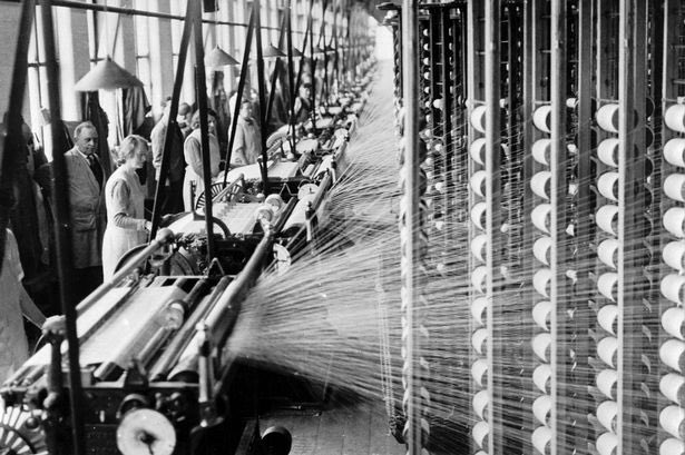 Manchester est au cœur de la révolution industrielle, avec une industrie du textile omniprésente. C’est une des villes où la conscience ouvrière se construit, avec des premiers mouvements sociaux importants. La ville inspirera les travaux de théoriciens tels qu'Engels et Marx