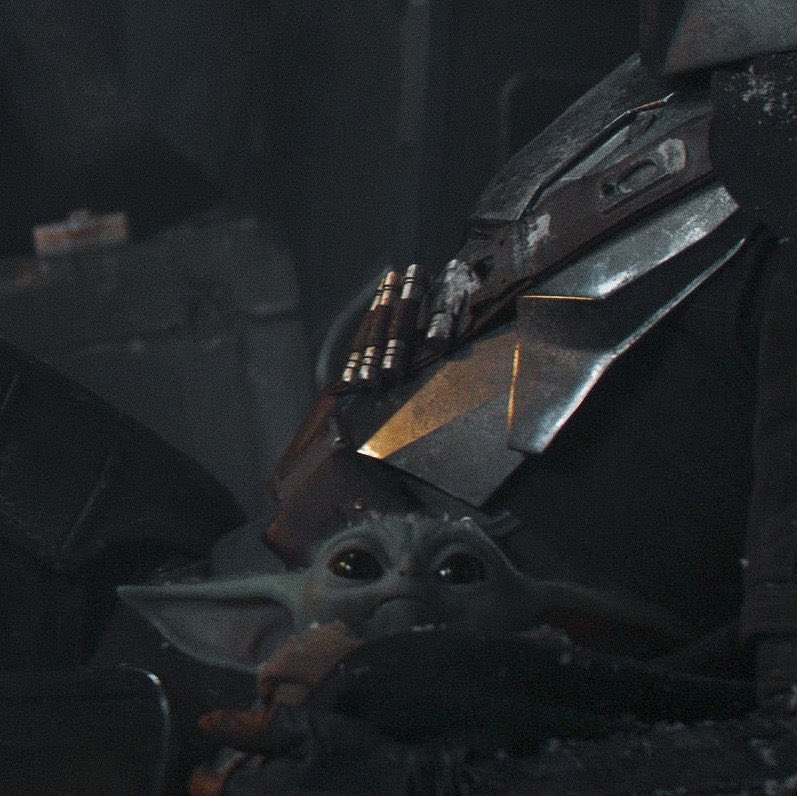 spoiler4you's tweet photo. I DIDN’T REALIZE DIN WRAPPED HIS ARM AROUND GROGU 😭😭😭 https://t.co/TALv33GobG