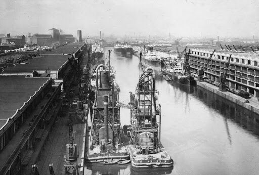 C'est alors que le Manchester Ship Canal est construit, il assure l'indépendance de Manchester. Il provoque une crise économique et la perte d'emplois de nombreux travailleurs à Liverpool. Les Scousers développent à leur tour un ressentiment profond, et de la jalousie