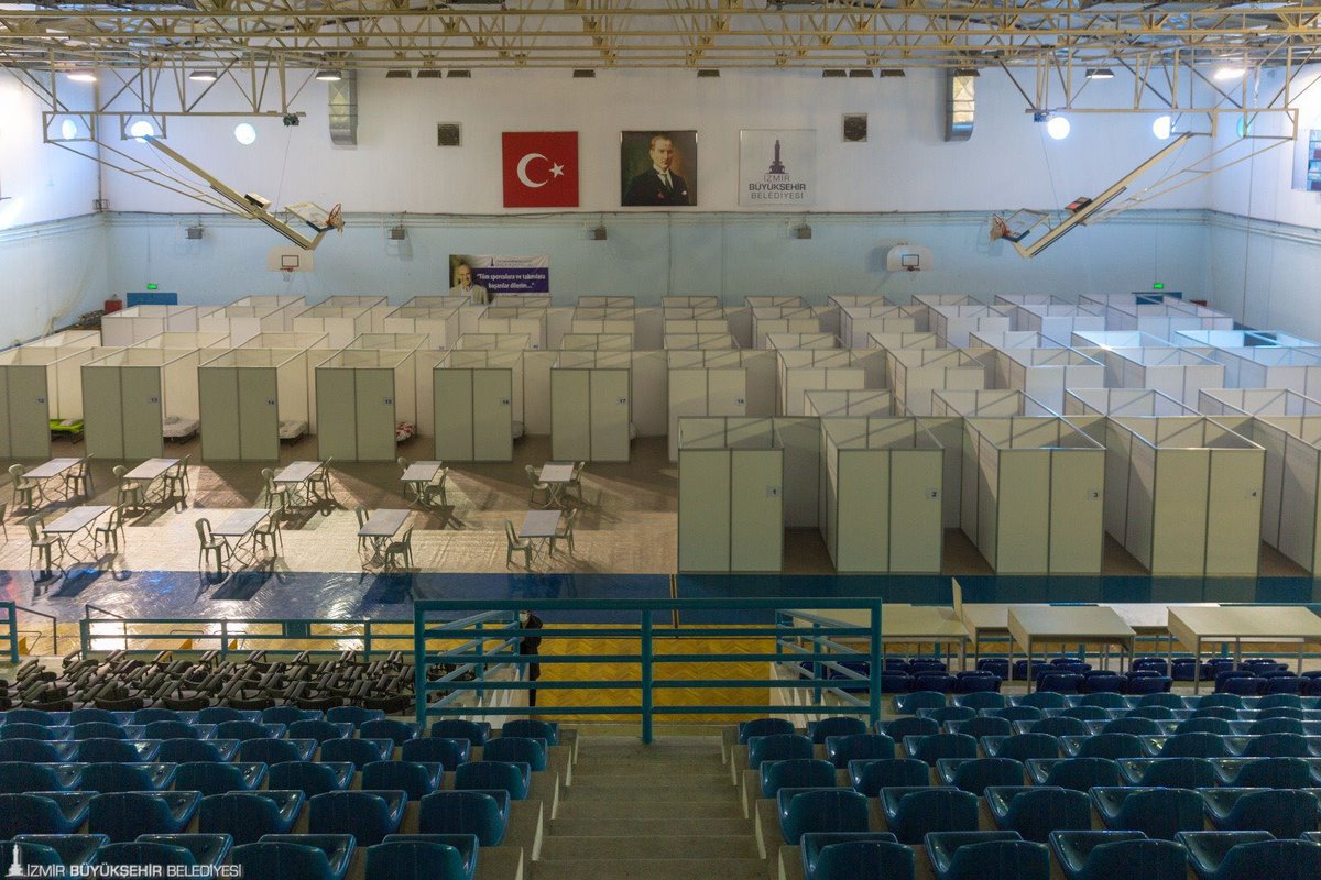 İzmir'de hava çok soğudu. Ekiplerimiz sokakta yaşayan vatandaşlarımıza ulaşarak barınma hizmeti verebileceğimiz bilgisini paylaşıyor. Kabul edenleri Örnekköy ve EVKA 4 Spor Salonu'ndaki geçici barınma merkezinde her türlü ihtiyaçlarını karşılayarak misafir ediyoruz.