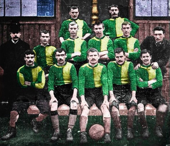 Newton Heath (ancien Man United), créé en 1878, joue en jaune et vert Liverpool FC, créé en 1892, joue en bleu et blanc Liverpool a fini en tête en seconde division, ils remportent le barrage contre Newton, qui descend au niveau inférieur. Début d’une longue histoire