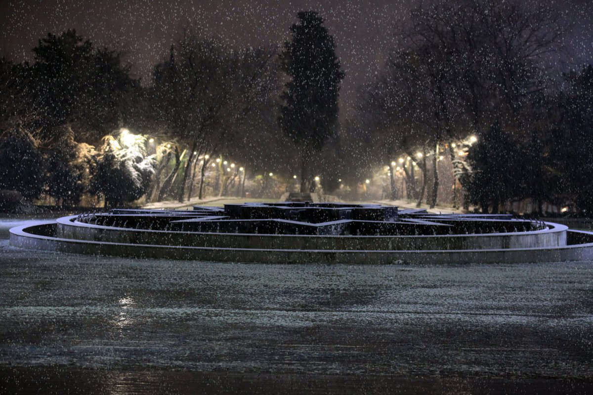 "Bir rüya görür gibi gözümde sevinçler var.
Beyaz bir sükut işte: kar yağıyor, kar, kar, kar..."

Cahit Sıtkı Tarancı 

#karyağıyor