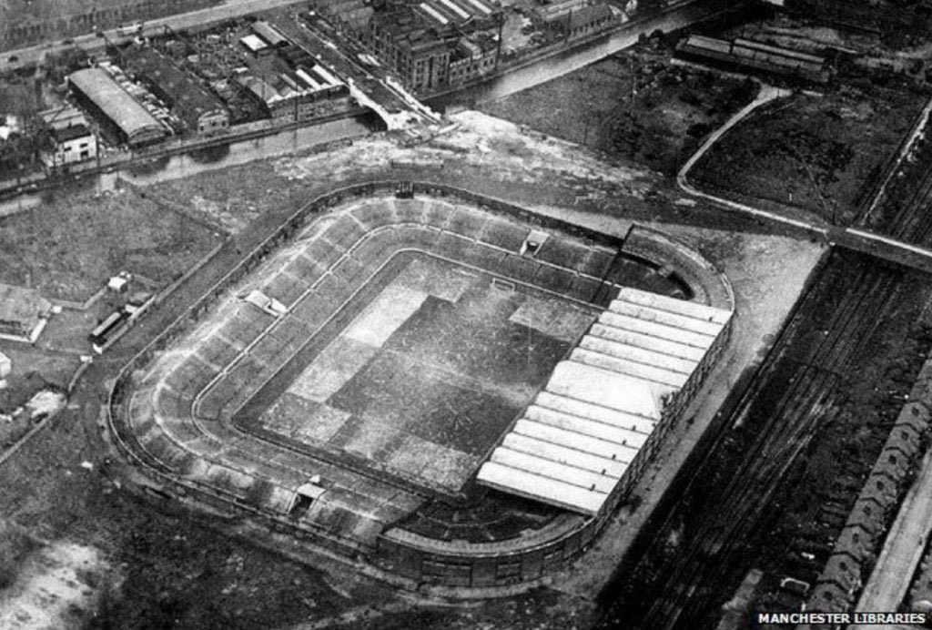 Leur destin sera lié, de la fin du 19e siècle à nos jours. En 1902, Newton Heath devient Manchester United. En 1909, la toute première version d'Old Trafford est inaugurée... lors d’un match contre Liverpool ! Ils sont déjà inséparables...Victoire de Liverpool 4/3
